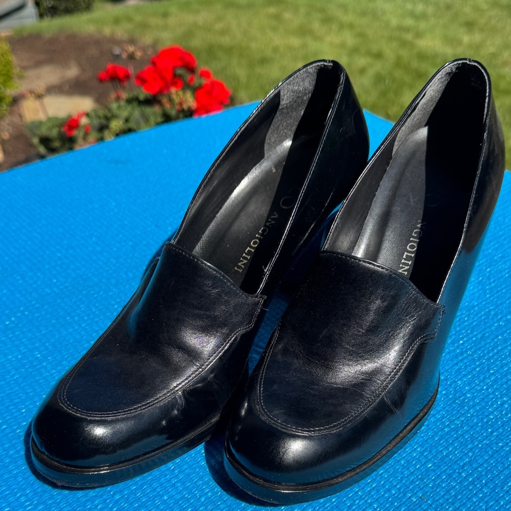Classic Black Women's Heels - Picture 2 of 7